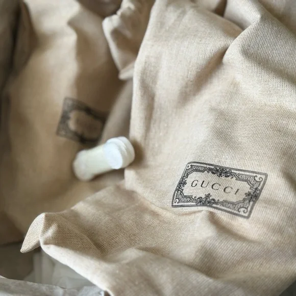 Gucci Men's Beige Sneakers with Green and Red Stripes - Picture 10 of 11